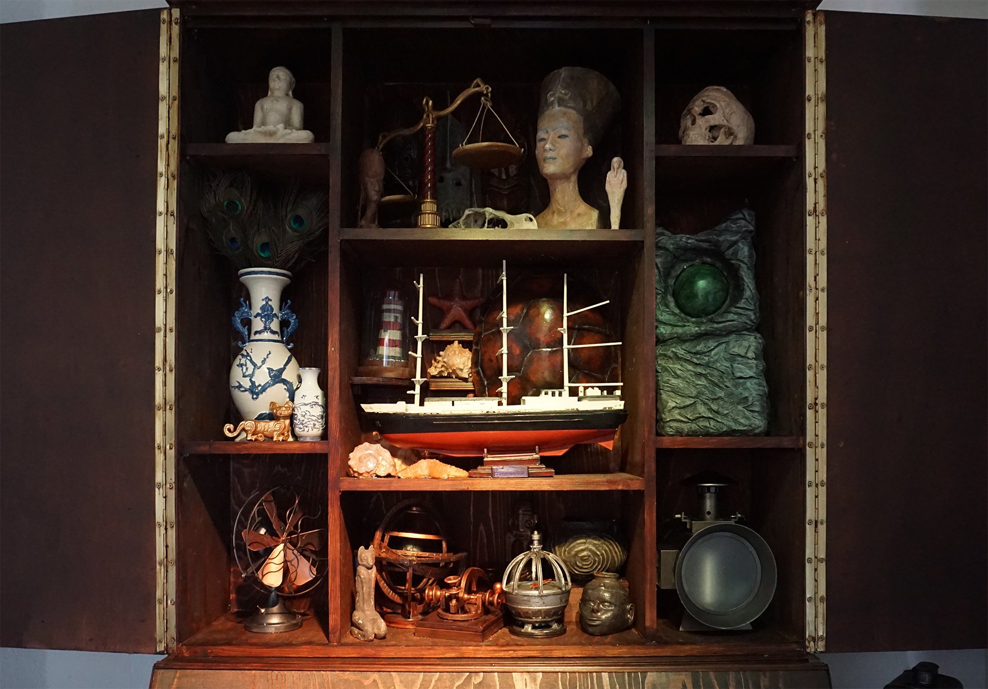 The cabinet around the objects